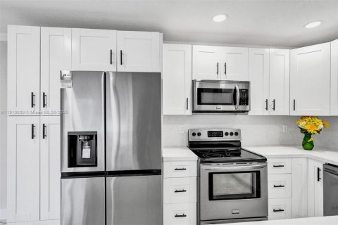 Villa ou maison à vendre à Fort Lauderdale, Floride: 4 chambres, 140.47 m2 № 1965621 - photo 11