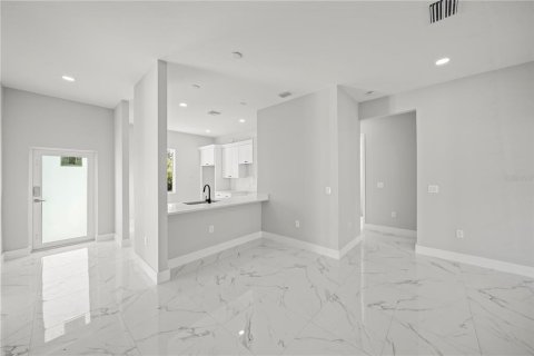 House in Lehigh Acres, Florida 3 bedrooms, 117.99 sq.m. № 1837620 - photo 6