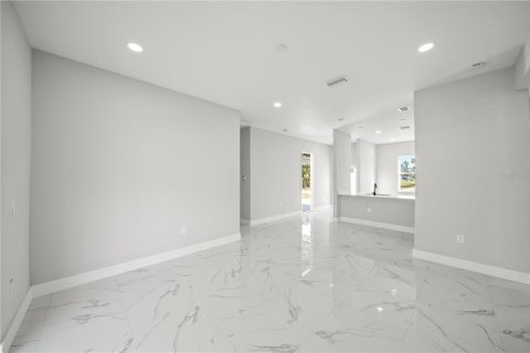 House in Lehigh Acres, Florida 3 bedrooms, 117.99 sq.m. № 1837620 - photo 4