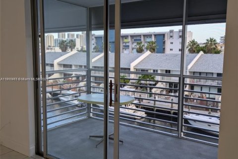 Condo in North Miami Beach, Florida, 1 bedroom  № 1967321 - photo 15