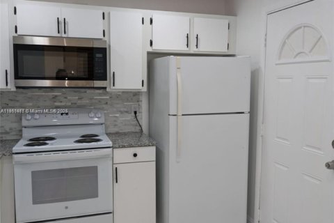 Condo in North Miami Beach, Florida, 1 bedroom  № 1967321 - photo 5