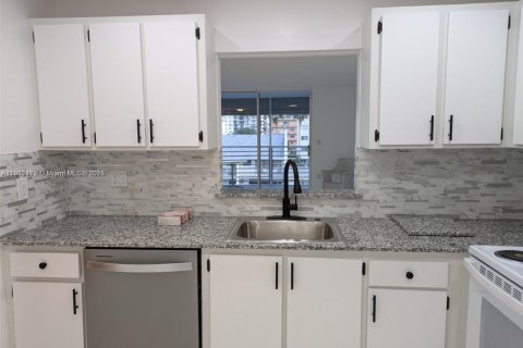 Condo in North Miami Beach, Florida, 1 bedroom  № 1967321 - photo 2