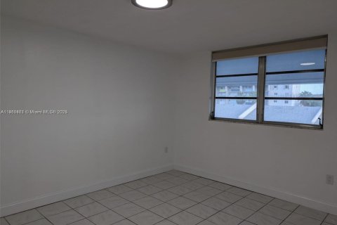 Condo in North Miami Beach, Florida, 1 bedroom  № 1967321 - photo 9