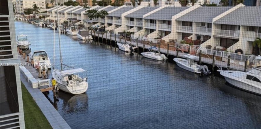 Condo in North Miami Beach, Florida, 1 bedroom  № 1967321