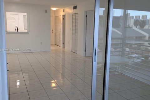 Condo in North Miami Beach, Florida, 1 bedroom  № 1967321 - photo 18