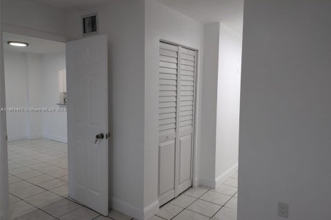 Condo in North Miami Beach, Florida, 1 bedroom  № 1967321 - photo 4