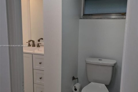 Condo in North Miami Beach, Florida, 1 bedroom  № 1967321 - photo 13