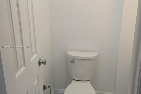 Condo in North Miami Beach, Florida, 1 bedroom  № 1967321 - photo 10