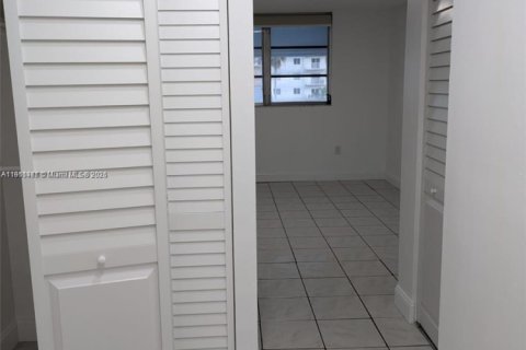 Condo in North Miami Beach, Florida, 1 bedroom  № 1967321 - photo 6