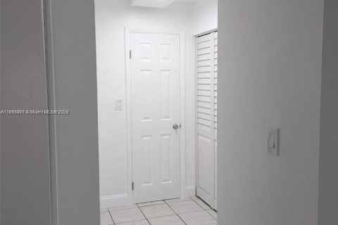 Condo in North Miami Beach, Florida, 1 bedroom  № 1967321 - photo 7