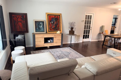 House in Hollywood, Florida 3 bedrooms, 170.94 sq.m. № 2068237 - photo 5