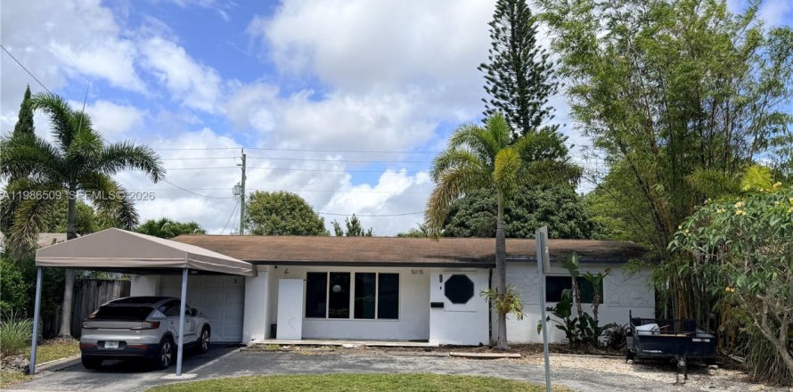 House in Hollywood, Florida 3 bedrooms, 170.94 sq.m. № 2068237