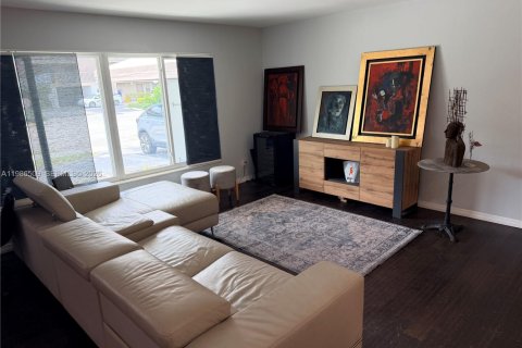 House in Hollywood, Florida 3 bedrooms, 170.94 sq.m. № 2068237 - photo 3