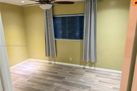 House in Hollywood, Florida 3 bedrooms, 170.94 sq.m. № 2068237 - photo 10