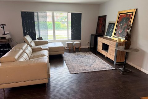 House in Hollywood, Florida 3 bedrooms, 170.94 sq.m. № 2068237 - photo 4