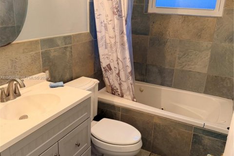 House in Hollywood, Florida 3 bedrooms, 170.94 sq.m. № 2068237 - photo 11