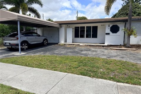 House in Hollywood, Florida 3 bedrooms, 170.94 sq.m. № 2068237 - photo 2