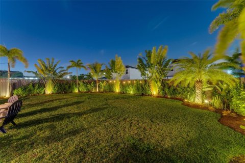 House in Miami, Florida 4 bedrooms, 205.59 sq.m. № 2046498 - photo 28