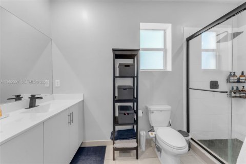 House in Miami, Florida 4 bedrooms, 205.59 sq.m. № 2046498 - photo 14