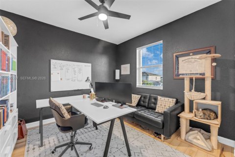 House in Miami, Florida 4 bedrooms, 205.59 sq.m. № 2046498 - photo 17