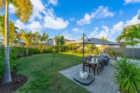 House in Miami, Florida 4 bedrooms, 205.59 sq.m. № 2046498 - photo 23