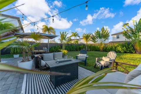 House in Miami, Florida 4 bedrooms, 205.59 sq.m. № 2046498 - photo 20