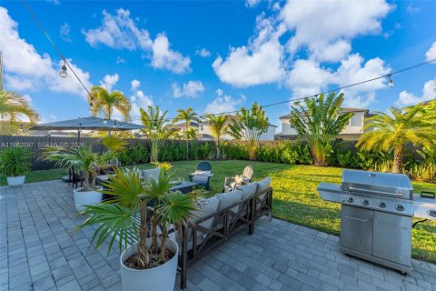 House in Miami, Florida 4 bedrooms, 205.59 sq.m. № 2046498 - photo 4