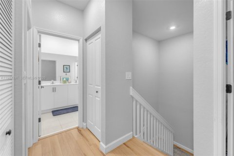 House in Miami, Florida 4 bedrooms, 205.59 sq.m. № 2046498 - photo 11