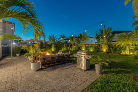 House in Miami, Florida 4 bedrooms, 205.59 sq.m. № 2046498 - photo 25