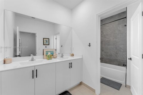 House in Miami, Florida 4 bedrooms, 205.59 sq.m. № 2046498 - photo 18