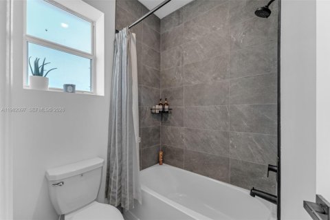 House in Miami, Florida 4 bedrooms, 205.59 sq.m. № 2046498 - photo 19