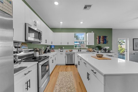 House in Miami, Florida 4 bedrooms, 205.59 sq.m. № 2046498 - photo 6