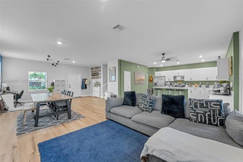 House in Miami, Florida 4 bedrooms, 205.59 sq.m. № 2046498 - photo 9