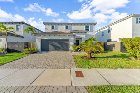 House in Miami, Florida 4 bedrooms, 205.59 sq.m. № 2046498