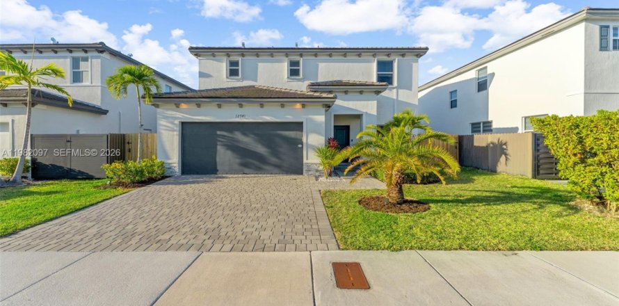 House in Miami, Florida 4 bedrooms, 205.59 sq.m. № 2046498