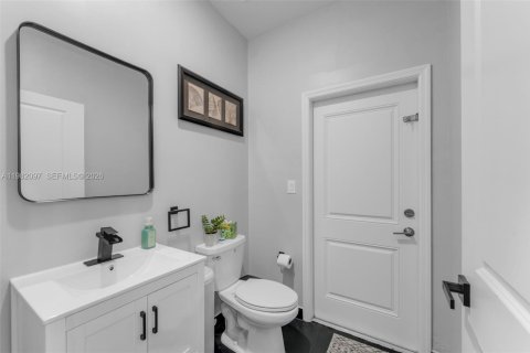 House in Miami, Florida 4 bedrooms, 205.59 sq.m. № 2046498 - photo 10