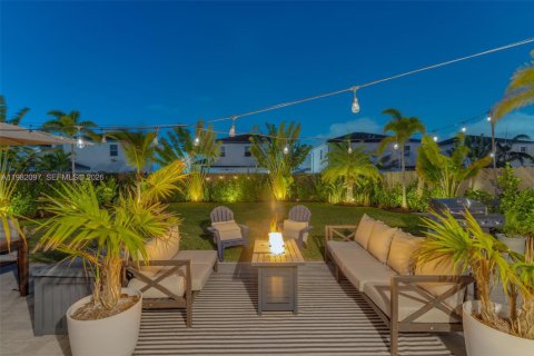 House in Miami, Florida 4 bedrooms, 205.59 sq.m. № 2046498 - photo 3