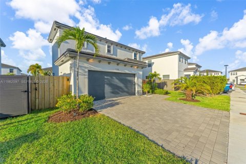 House in Miami, Florida 4 bedrooms, 205.59 sq.m. № 2046498 - photo 2