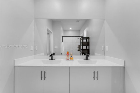 House in Miami, Florida 4 bedrooms, 205.59 sq.m. № 2046498 - photo 13