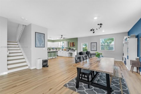 House in Miami, Florida 4 bedrooms, 205.59 sq.m. № 2046498 - photo 5