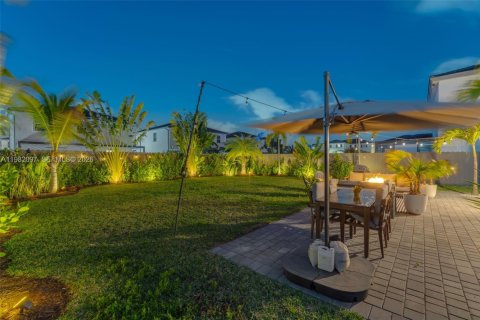 House in Miami, Florida 4 bedrooms, 205.59 sq.m. № 2046498 - photo 26