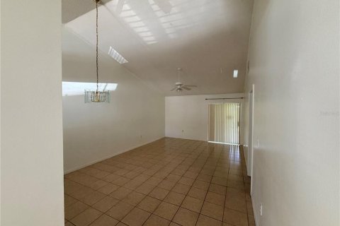 House in Kissimmee, Florida 3 bedrooms, 107.3 sq.m. № 2207976 - photo 4