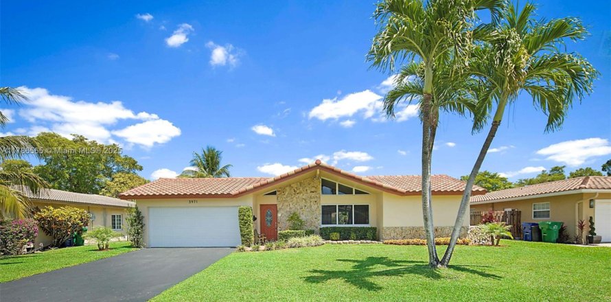 House in Coral Springs, Florida 3 bedrooms, 167.69 sq.m. № 1697026