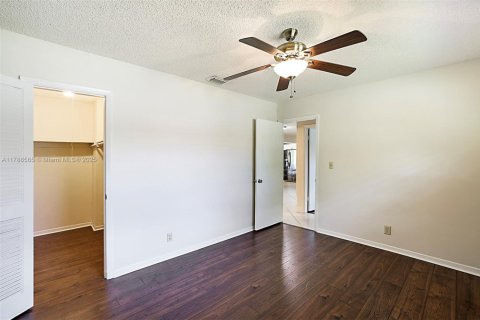 House in Coral Springs, Florida 3 bedrooms, 167.69 sq.m. № 1697026 - photo 24