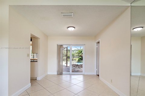 House in Coral Springs, Florida 3 bedrooms, 167.69 sq.m. № 1697026 - photo 8