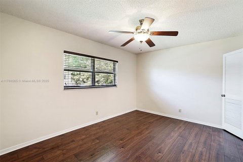 House in Coral Springs, Florida 3 bedrooms, 167.69 sq.m. № 1697026 - photo 25