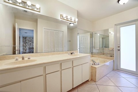 House in Coral Springs, Florida 3 bedrooms, 167.69 sq.m. № 1697026 - photo 21