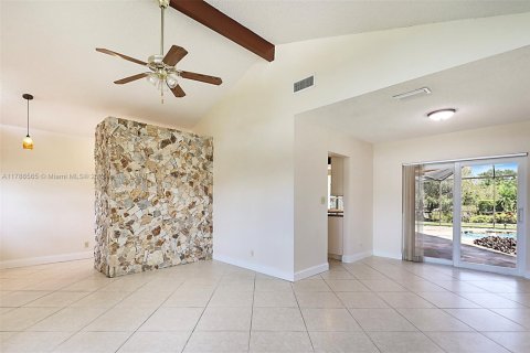 House in Coral Springs, Florida 3 bedrooms, 167.69 sq.m. № 1697026 - photo 5
