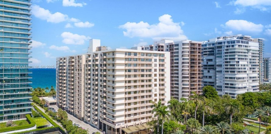 Кондоминиум с 1 спальней в Бэл-Харбор, Флорида № 1958238