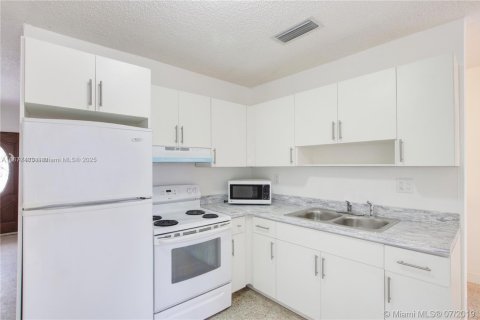 Propiedad comercial en venta en Miami, Florida, 198.25 m2 № 1929721 - foto 17